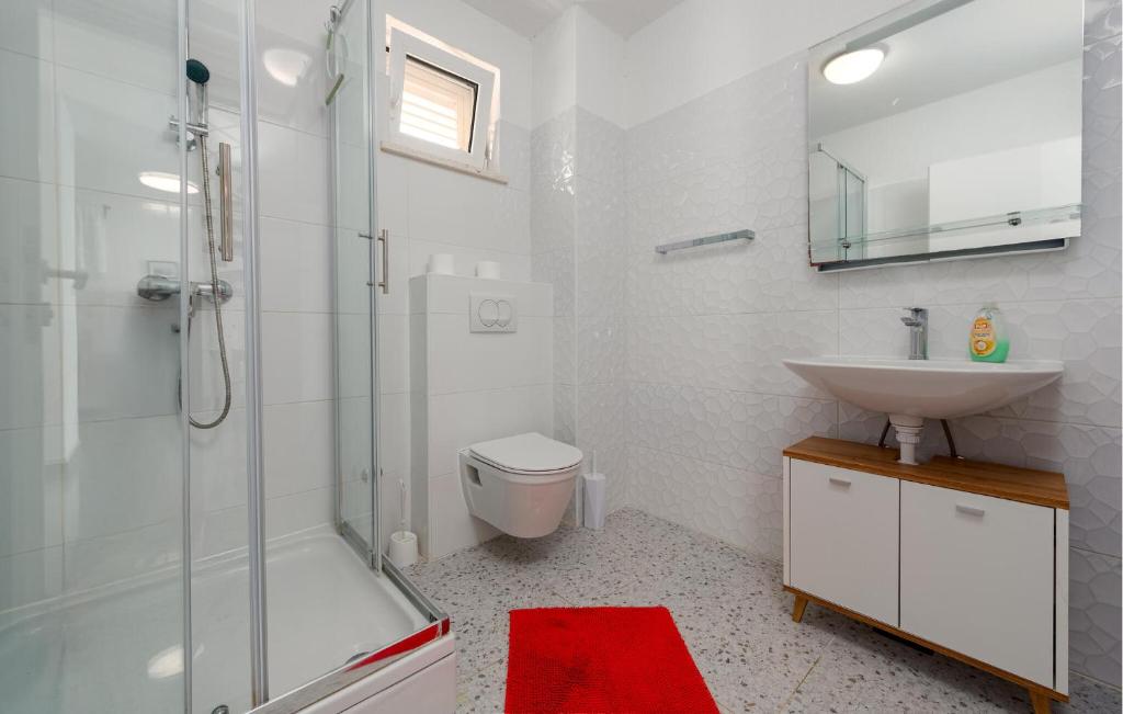 Kúpeľňa v ubytovaní Nice Apartment In Lukovo Sugarje