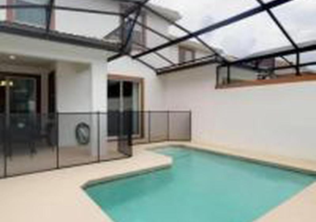 une grande piscine dans un immeuble avec dans l'établissement 4826 LL - Storey Lake Dream 4BR Pool Home Near Disney, à Kissimmee
