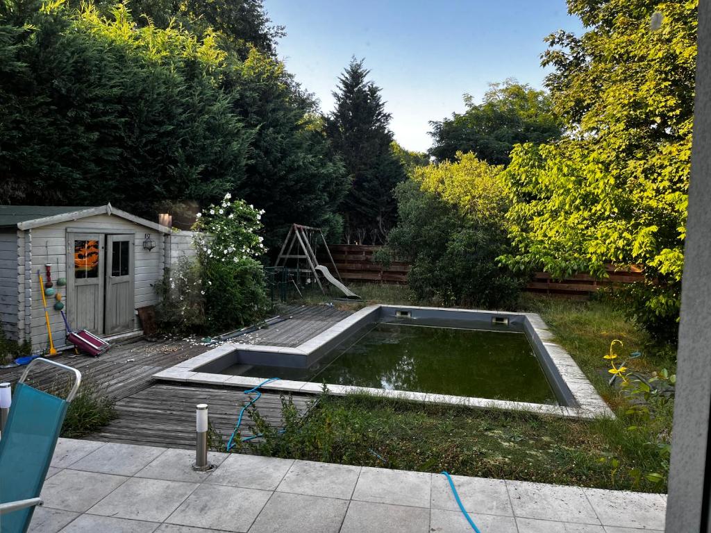 une piscine au milieu d'une cour dans l'établissement MAISON individuelle, à Saucats