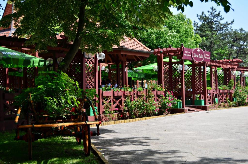 Vrt ispred objekta Garni Hotel Park
