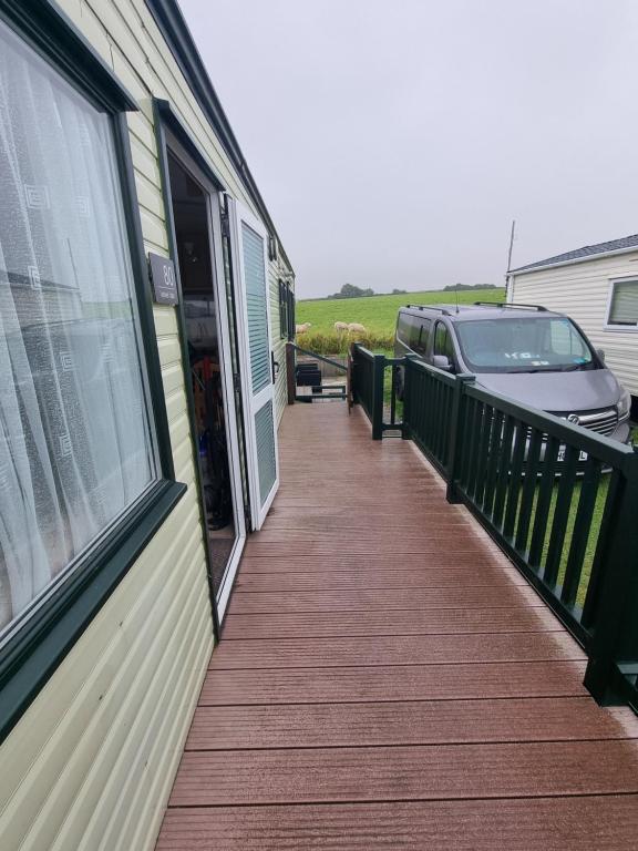 フランボローにあるThornwick bay Velvet Vale 80の車が停まっている建物の隣の歩道