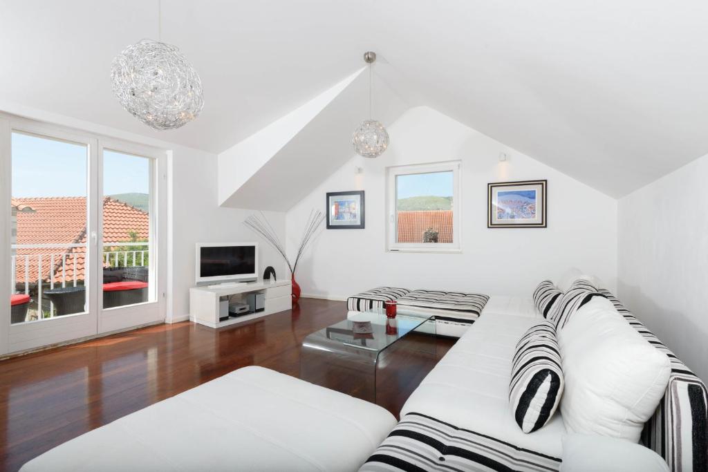 Biały salon z kanapą i telewizorem w obiekcie Apartments Gea Trogir w Trogirze