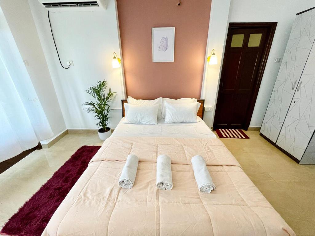 Ένα ή περισσότερα κρεβάτια σε δωμάτιο στο The Driftwood Dan Studio Flat WiFi colva