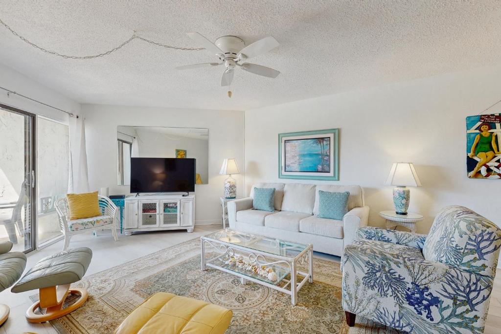 TV a/nebo společenská místnost v ubytování Oceanview condo with beach access, pool, tennis courts and private patio