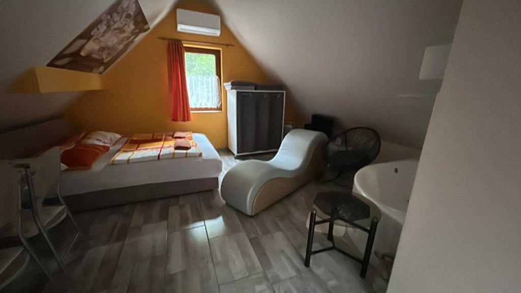 Postel nebo postele na pokoji v ubytování FLÓRA VENDÉGHÁZ A BALATONNÁL