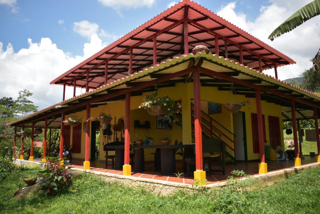 ein kleines gelbes Haus mit rotem Dach in der Unterkunft Casa Campo San Miguel in Guaduas