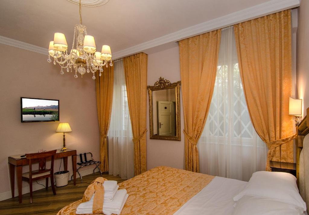 Postel nebo postele na pokoji v ubytování Lucca in Azzurro Maison de Charme