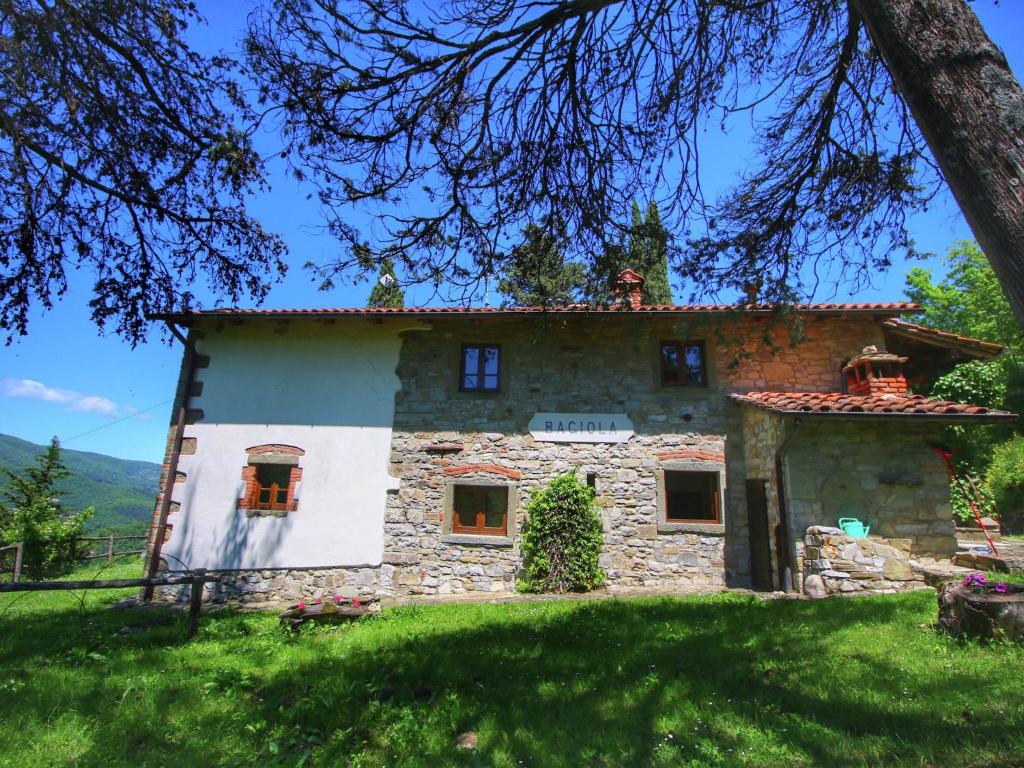 una casa in pietra in mezzo a un campo di Belvilla by OYO Nonno Raoul a Castel Focognano