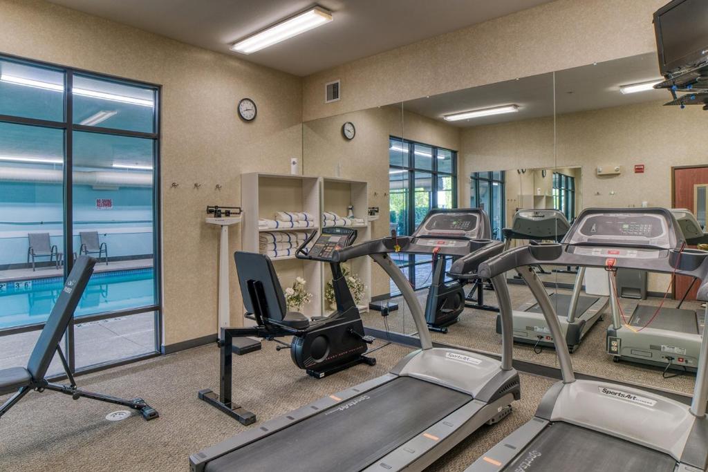 Fitness centrum a/nebo fitness zařízení v ubytování Evergreen Inn & Suites