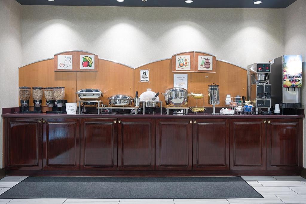 Příslušenství pro přípravu čaje a kávy v ubytování Evergreen Inn & Suites