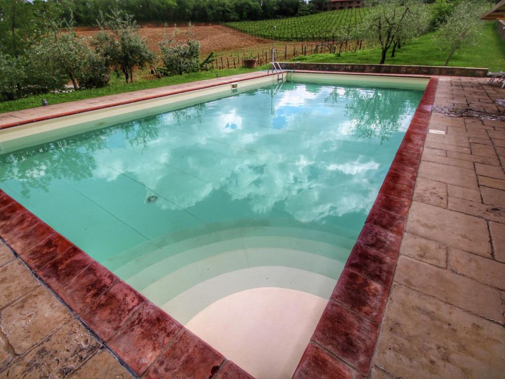 einen Pool mit blauem Wasser im Hof in der Unterkunft Belvilla by OYO Holiday home with pool in Tuscany in Bucine