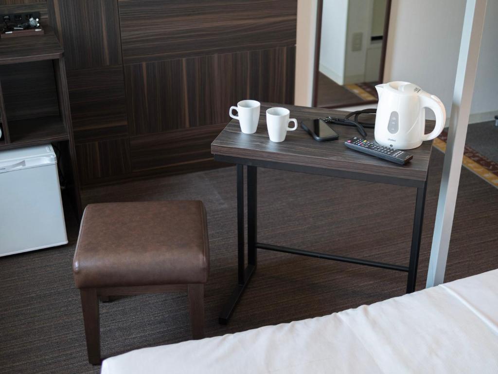 Příslušenství pro přípravu čaje a kávy v ubytování Super Hotel JR Shin-Osaka Higashiguchi
