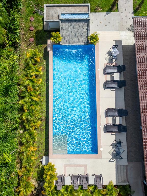 Una vista aérea de una piscina con tumbonas. en Royal River Suites &amp; Spa Aparthotel, en Mindo