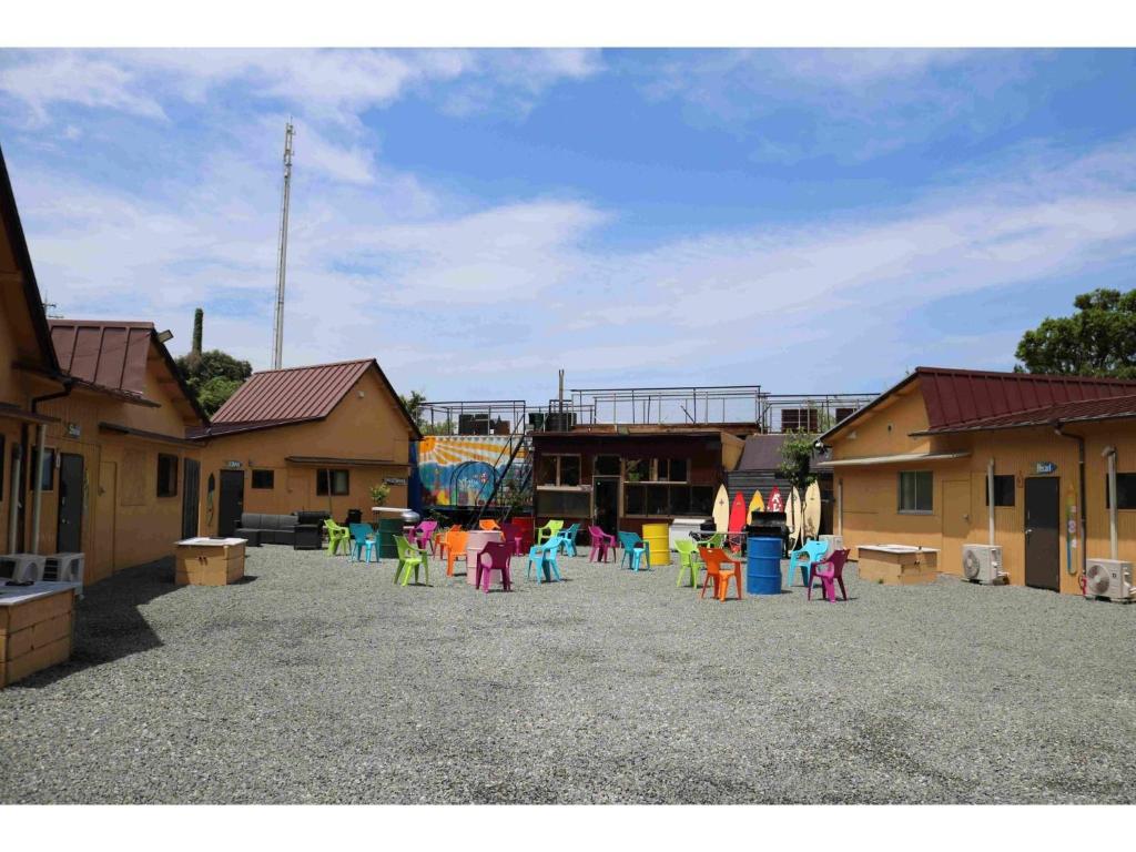 un groupe de chaises colorées dans un parking dans l'établissement SUNSEA COTTAGE - Vacation STAY 82143v, à Tagawa