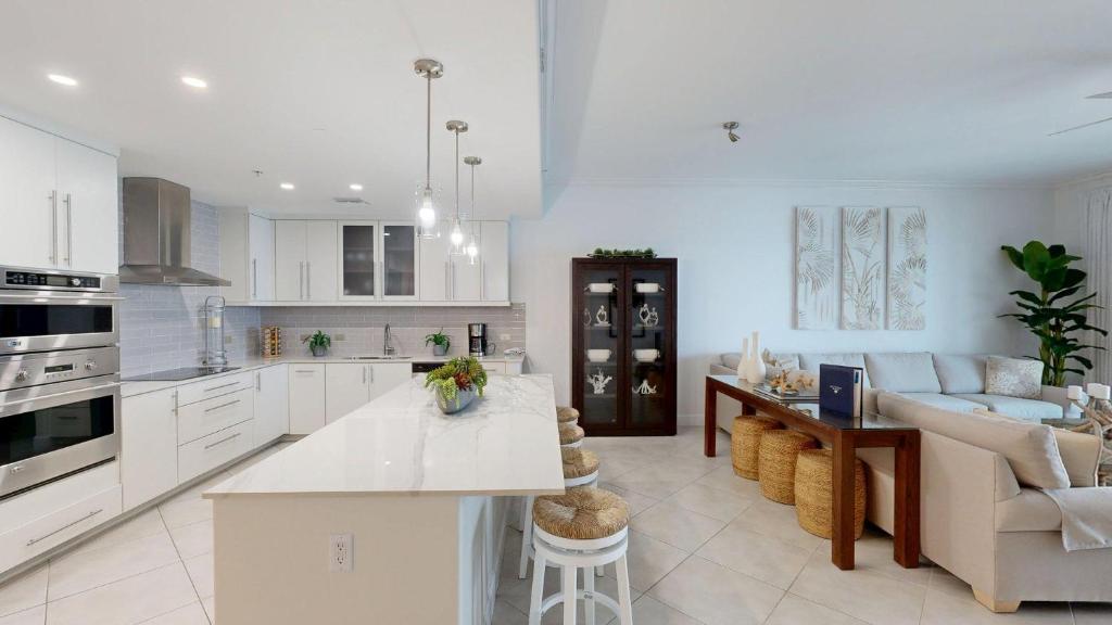 eine Küche und ein Wohnzimmer mit einer Couch und einem Tisch in der Unterkunft South Bay Beach Club #11 - 4 Bedroom 4 Bathroom Unit in Dog City