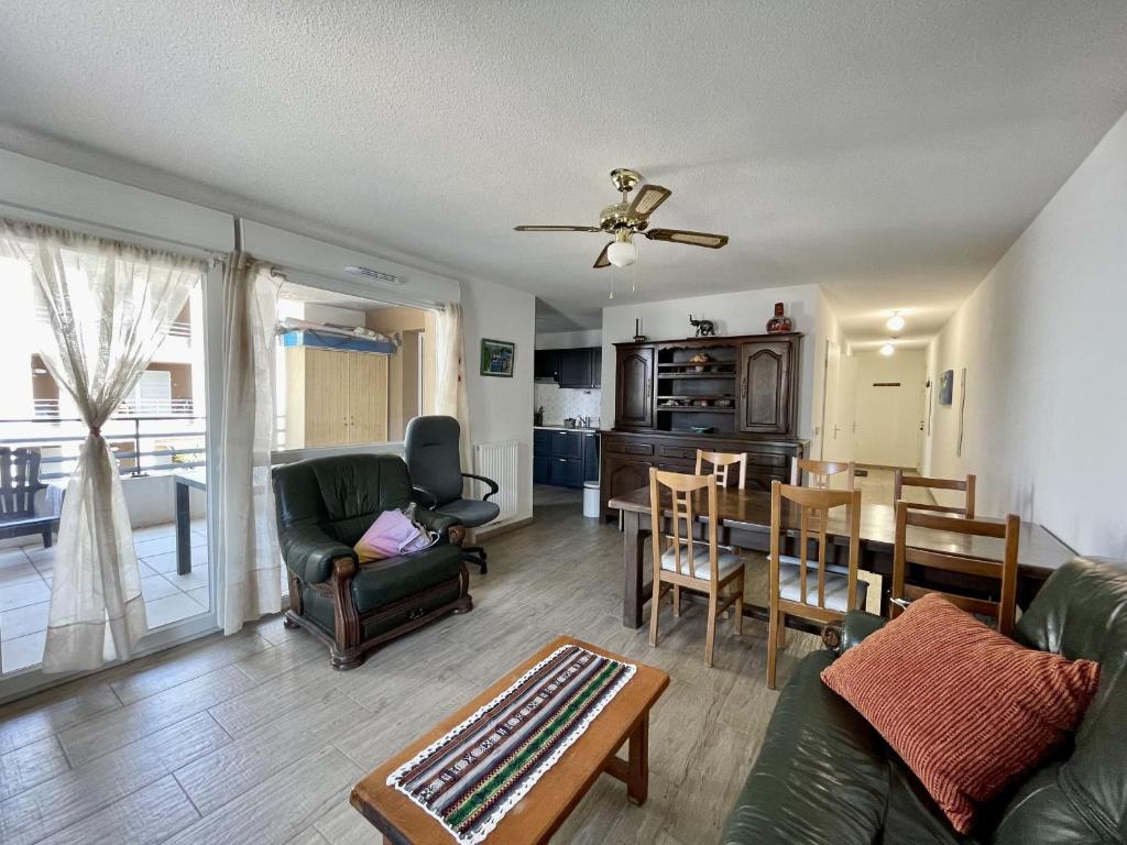 un salon avec un canapé et une table dans l'établissement Appartement 3 pièces à Sète avec parking sécurisé - FR-1-338-600, à Sète