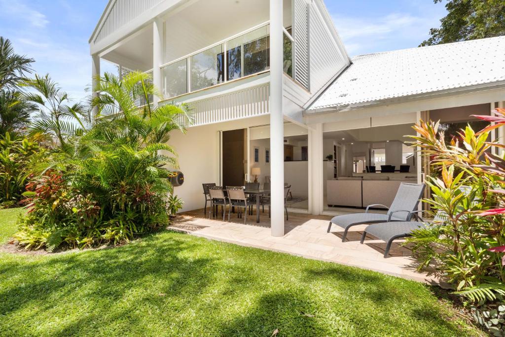 una vista exterior de una casa con patio en Mirage Resort Villa 130 with access to Sheraton Facilities, en Port Douglas