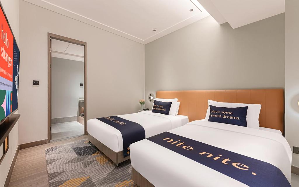 Postel nebo postele na pokoji v ubytování The Mustel Hotel Chongqing Hongyadong