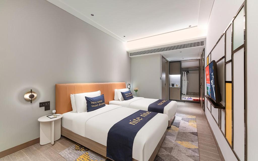 Postel nebo postele na pokoji v ubytování The Mustel Hotel Chongqing Hongyadong