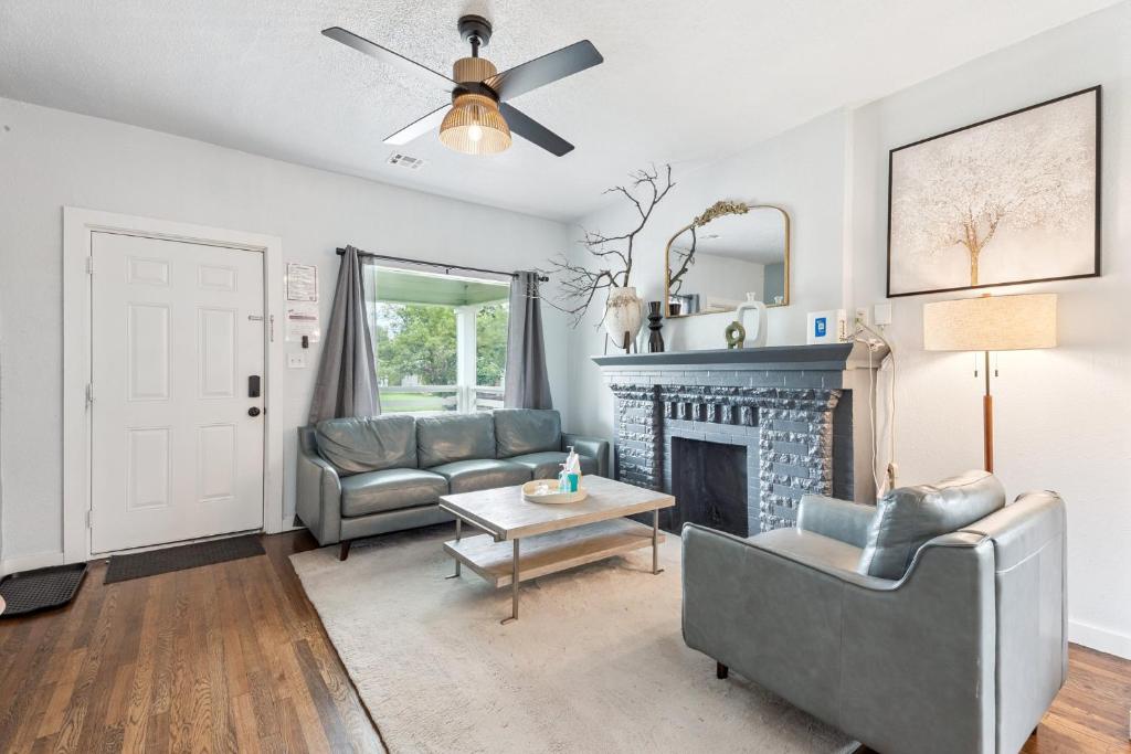 Posezení v ubytování 2br Bungalow Plaza & Uptown Private Yard #09