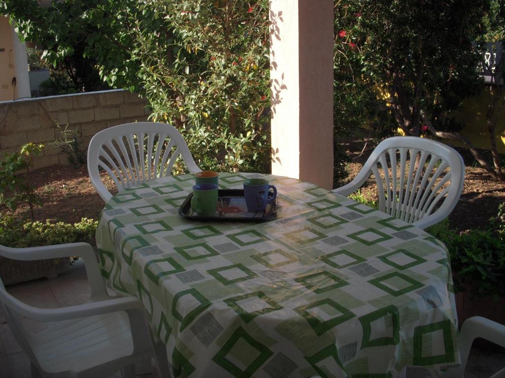 una mesa con dos sillas y un mantel sobre una mesa en Appartamento-La Caletta, en La Caletta