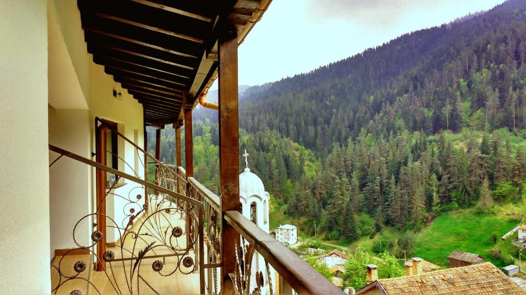 a balcony of a building with a view of a mountain at Family hotel Valchanovata Kashta in Fotinovo