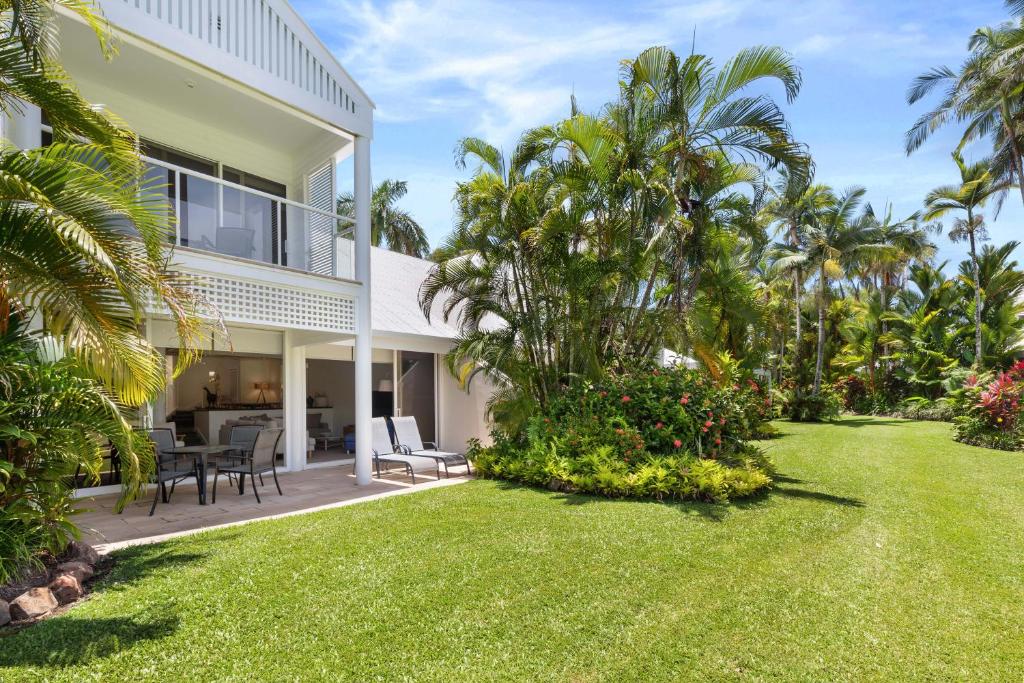 una imagen de una casa con un patio en Mirage Resort Villa 147 with access to Sheraton Facilities, en Port Douglas