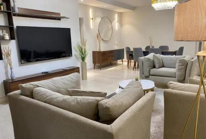 Телевизор и/или развлекательный центр в Luxury Apt in Mivida Avenue