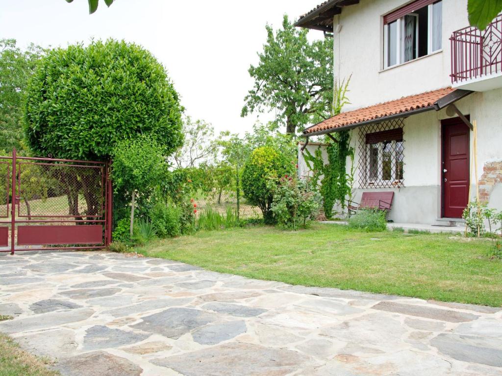 Vonkajšia záhrada v ubytovaní Holiday home in Asti with a lovely hill view from the garden