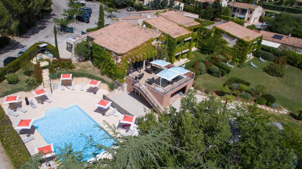 an aerial view of a house with a swimming pool at Lou Paradou in Gréoux-les-Bains