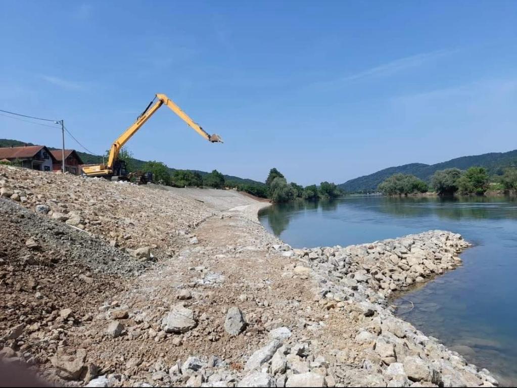a crane on the side of a river at Camping Nori-Una in Hrvatska Kostajnica