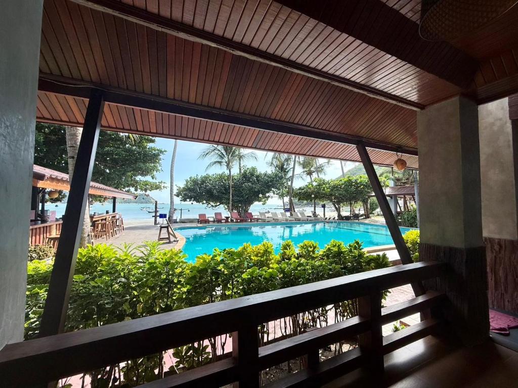 Bazén v ubytování Nice Beach Resort Koh Pha-ngan nebo v jeho okolí