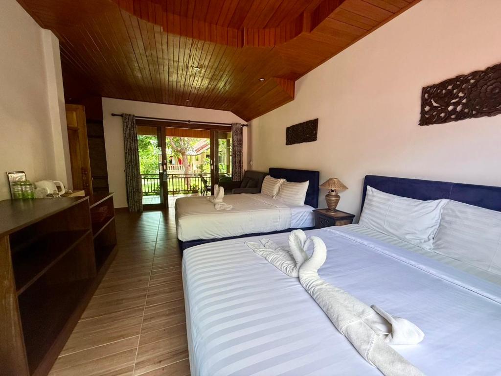 Postel nebo postele na pokoji v ubytování Nice Beach Resort Koh Pha-ngan