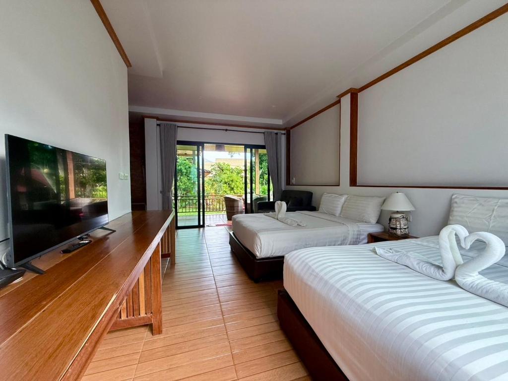 TV a/nebo společenská místnost v ubytování Nice Beach Resort Koh Pha-ngan