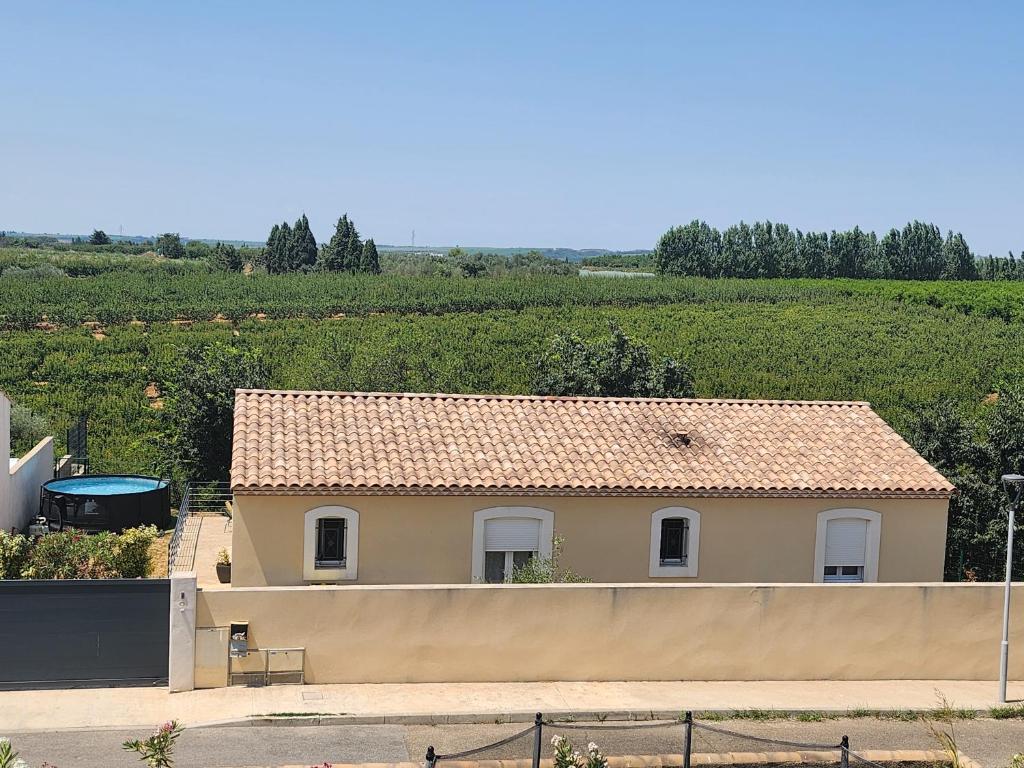 une maison avec une clôture devant un champ dans l'établissement VILLA avec piscine clim jolie vue Camargue, à Saint-Gilles