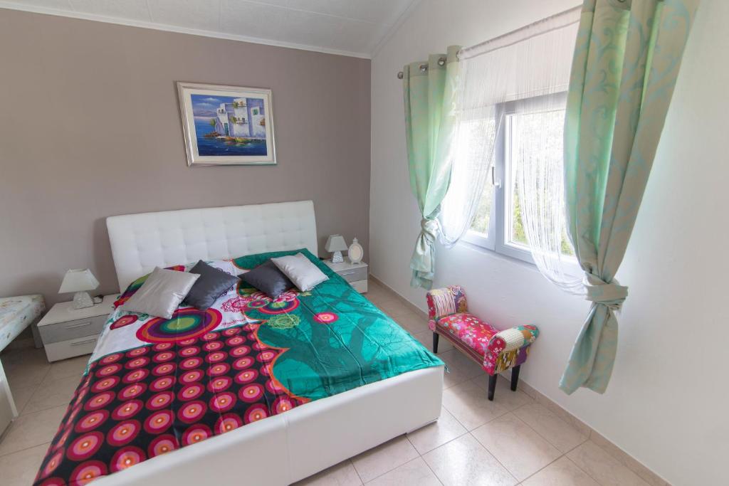 - une chambre avec un grand lit et une fenêtre dans l'établissement Holiday home Rusticana***Sali, Dugi otok, à Sali