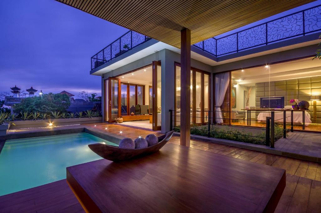 Villa con piscina y casa en Elmina Villa Bali, en Uluwatu