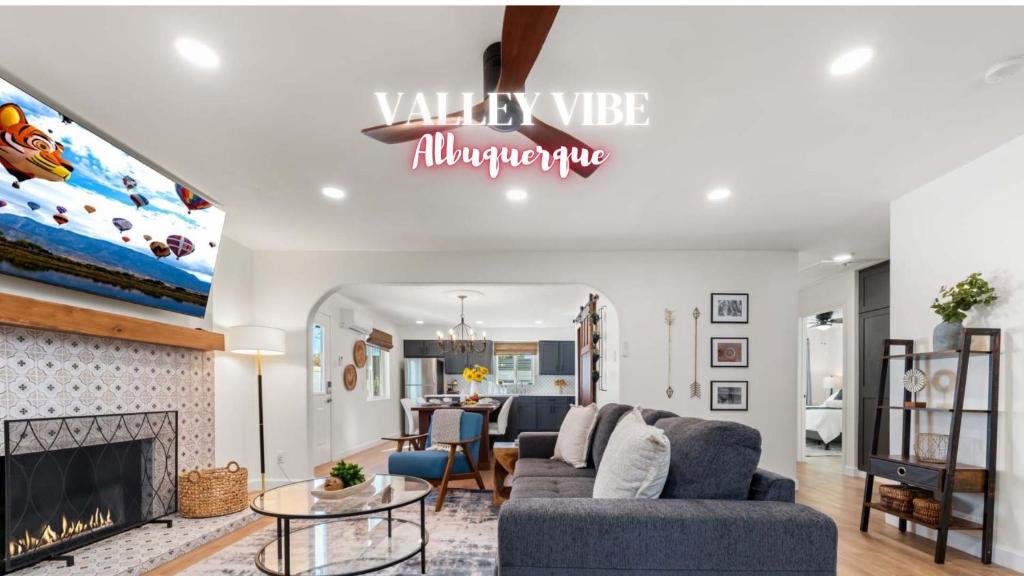 アルバカーキにあるValleyVibe: Modern Comfort in North Valley - an Irvie Homeのソファと暖炉のあるリビングルーム