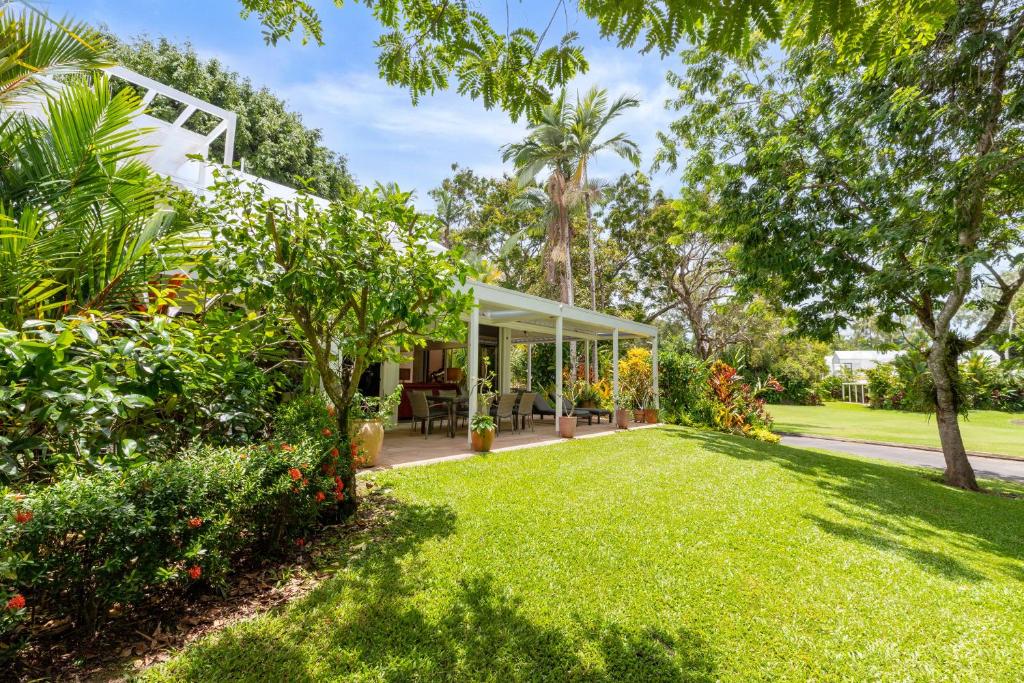 Um jardim no exterior de Mirage Resort Villa 110 with access to Sheraton Facilities