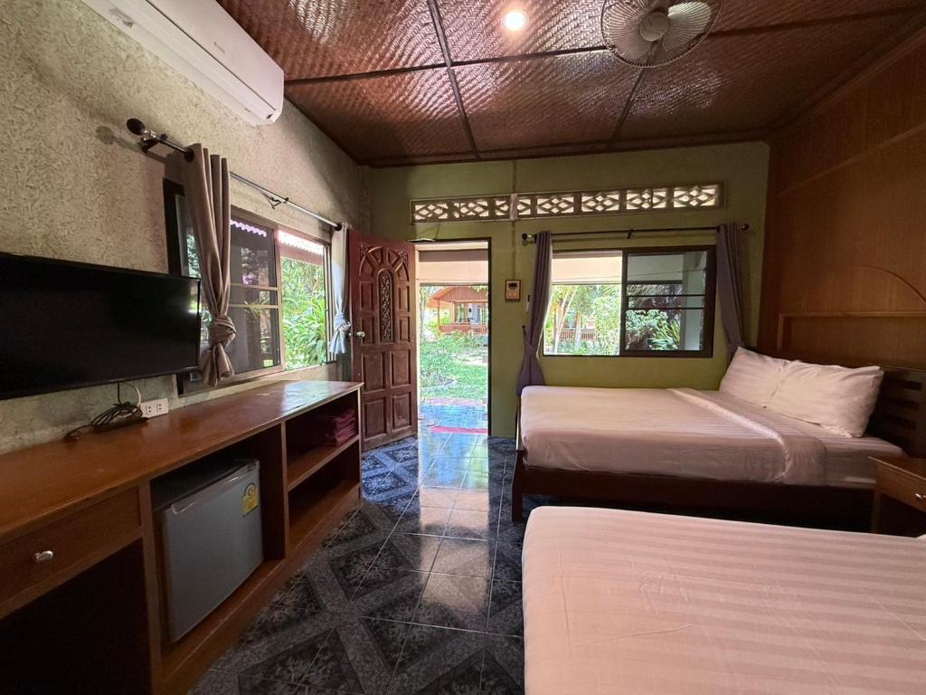 TV a/nebo společenská místnost v ubytování Nice Beach Resort Koh Pha-ngan