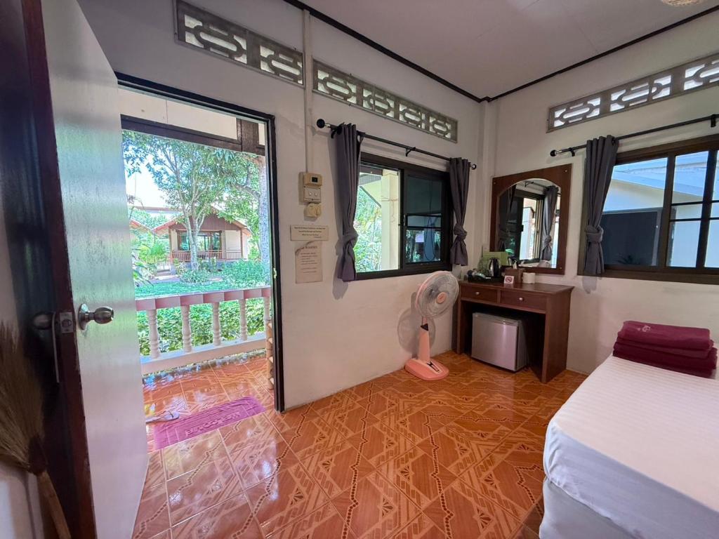 Postel nebo postele na pokoji v ubytování Nice Beach Resort Koh Pha-ngan