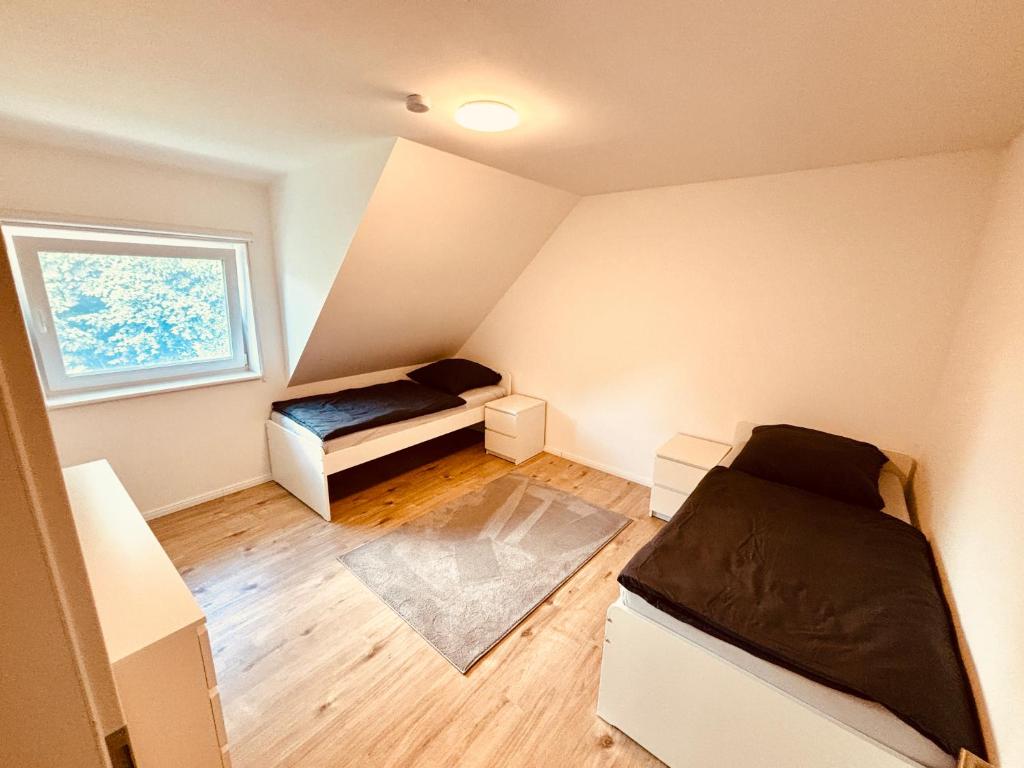 a small room with a bed and a window at Monteurunterkunft Lüneburg bis 18 Personen drei Häuser nebeneinander Parkplatz WLAN in Artlenburg