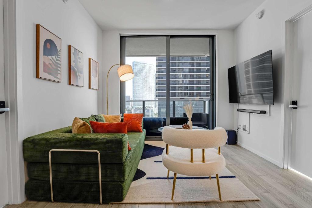 ein Wohnzimmer mit einer Couch und einem Sessel in der Unterkunft Bayside LuxePad King and Queen 2Bed 2Bath with Water Views, Gym, Lounge, Hottub in Miami