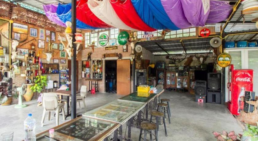 Restaurace v ubytování OYO 999 Baan Pak Rom Ruen