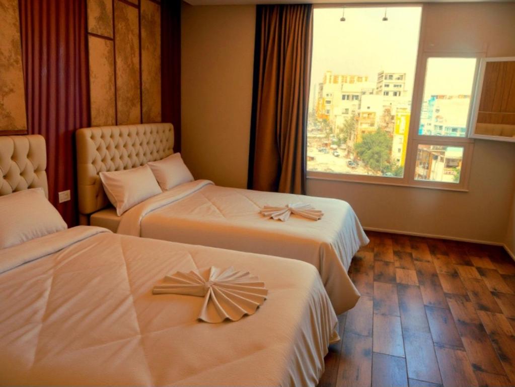 Postel nebo postele na pokoji v ubytování PYRAMIDS & SPHiNX ENIGMA HOTEL
