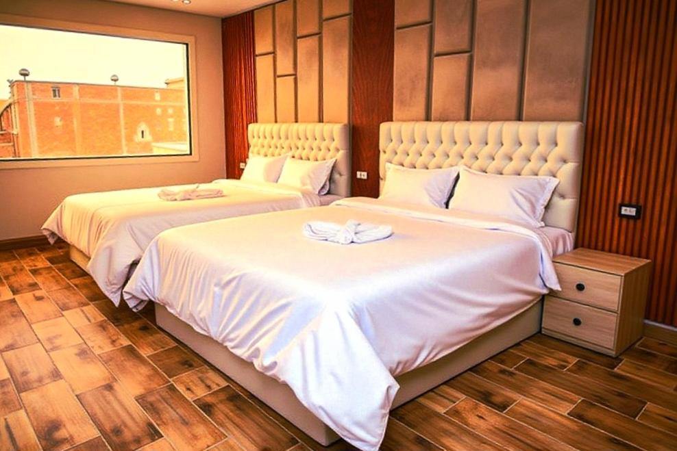 Postel nebo postele na pokoji v ubytování PYRAMIDS & SPHiNX ENIGMA HOTEL