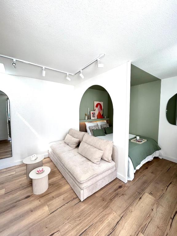 a living room with a couch and a bed at Studio Cosy - Centre-ville in Brest