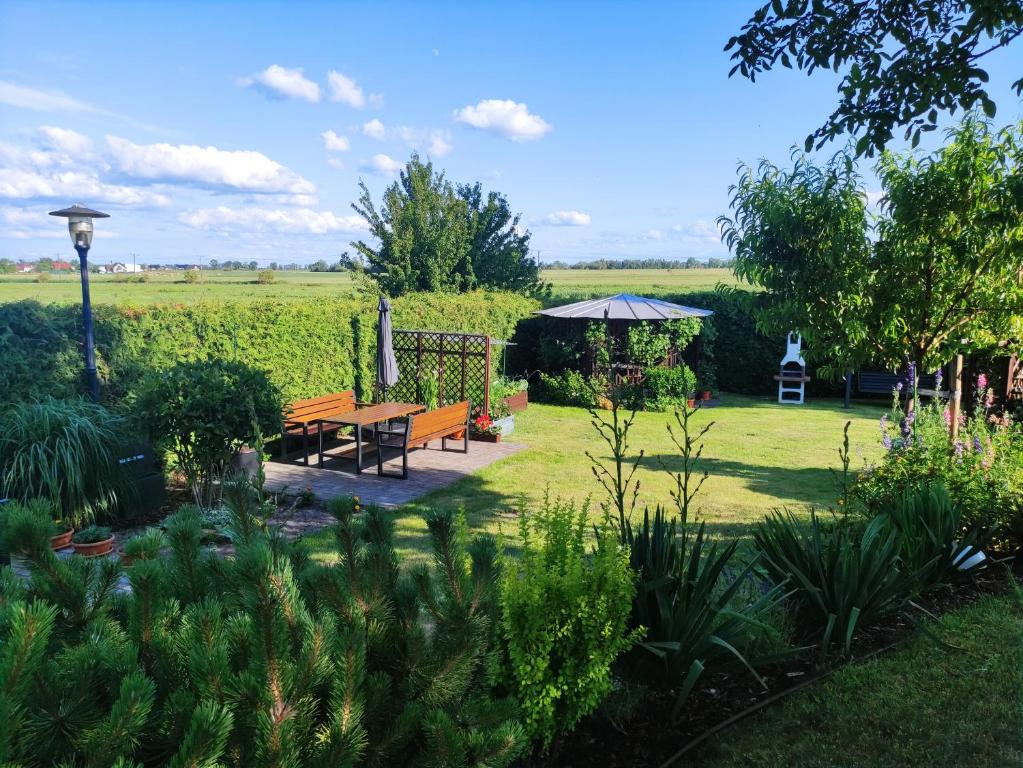 a garden with a picnic table and a gazebo at Wynajem pokoi w Sztutowie in Sztutowo