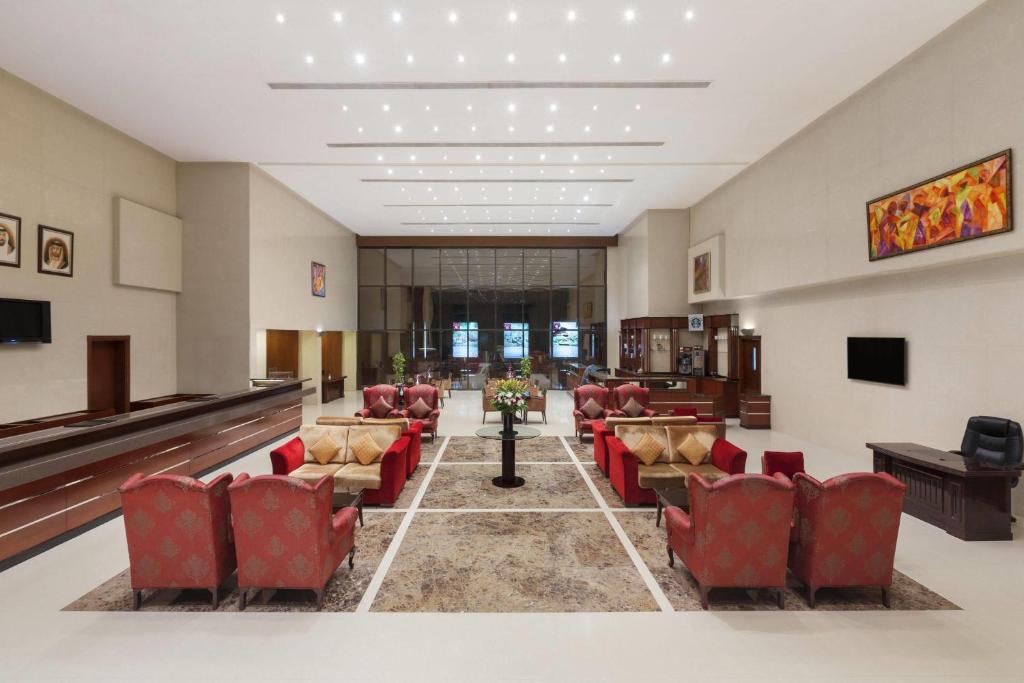 Ruang duduk di Ramada Hotel & Suites by Wyndham Ajman