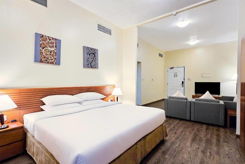 Katil atau katil-katil dalam bilik di Ramada Hotel & Suites by Wyndham Ajman